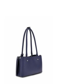 Sac fourre-tout bleu marine en matériau synthétique texturé, avec deux poignées pour l'épaule et des clous décoratifs en argent sur le panneau avant.