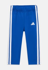 Blauwe sportbroek van gladde stof, met een witte elastische tailleband en witte strepen aan de zijkanten, inclusief een klein logodetail.