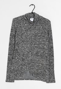 Šedý, texturovaný dlouhý rukáv top s límcem, s vzorovaným pleteným designem a mírně zakřiveným spodním lemem.