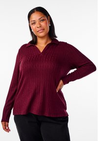 Maglione lungo bordeaux a maniche lunghe con collo a camicia e motivo a trecce testurizzate. Vestibilità rilassata, orlo leggermente curvato e polsini a coste.
