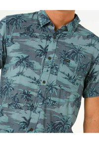 Korte mouw shirt in teal met een palmbomenpatroon, knoopsluiting aan de voorkant en een borstzak. Gemaakt van lichtgewicht stof, wat een casual uitstraling biedt.