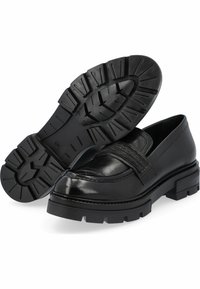 Mocassins en cuir noir avec une sangle texturée, semelle en caoutchouc dotée de profondes rainures et finition polie sur le dessus. Détails de design minimalistes.