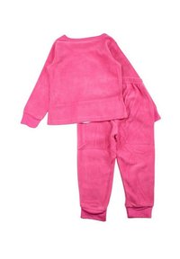 Ensemble de pyjama en polaire rose comprenant un haut à manches longues et un pantalon assorti, texture douce et taille élastique sur le pantalon pour plus de confort.