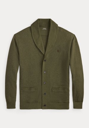Cardigan lavorato a maglia verde oliva con collo a scialle, chiusura con bottoni, due tasche frontali e logo ricamato discreto sul petto.
