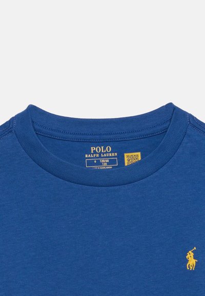 Μπλε μπλούζα Polo Ralph Lauren με στρογγυλή λαιμόκοψη και κίτρινο κεντημένο λογότυπο παίκτη πόλο πάνω σε άλογο στη δεξιά πλευρά κοντά στο στήθος.