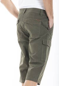 Shorts cargo verts avec une coupe décontractée, fabriqués en tissu cotonnade durable, présentant de multiples poches et une texture lisse.