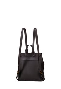 Zaino in pelle nera con superficie texture, dotato di due spallacci regolabili, una maniglia superiore e dettagli in metallo dorato.