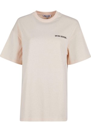 T-shirt in cotone pesco chiaro con maniche corte, collo rotondo e testo logo nero sul lato sinistro del petto. Tessuto morbido e vestibilità rilassata.