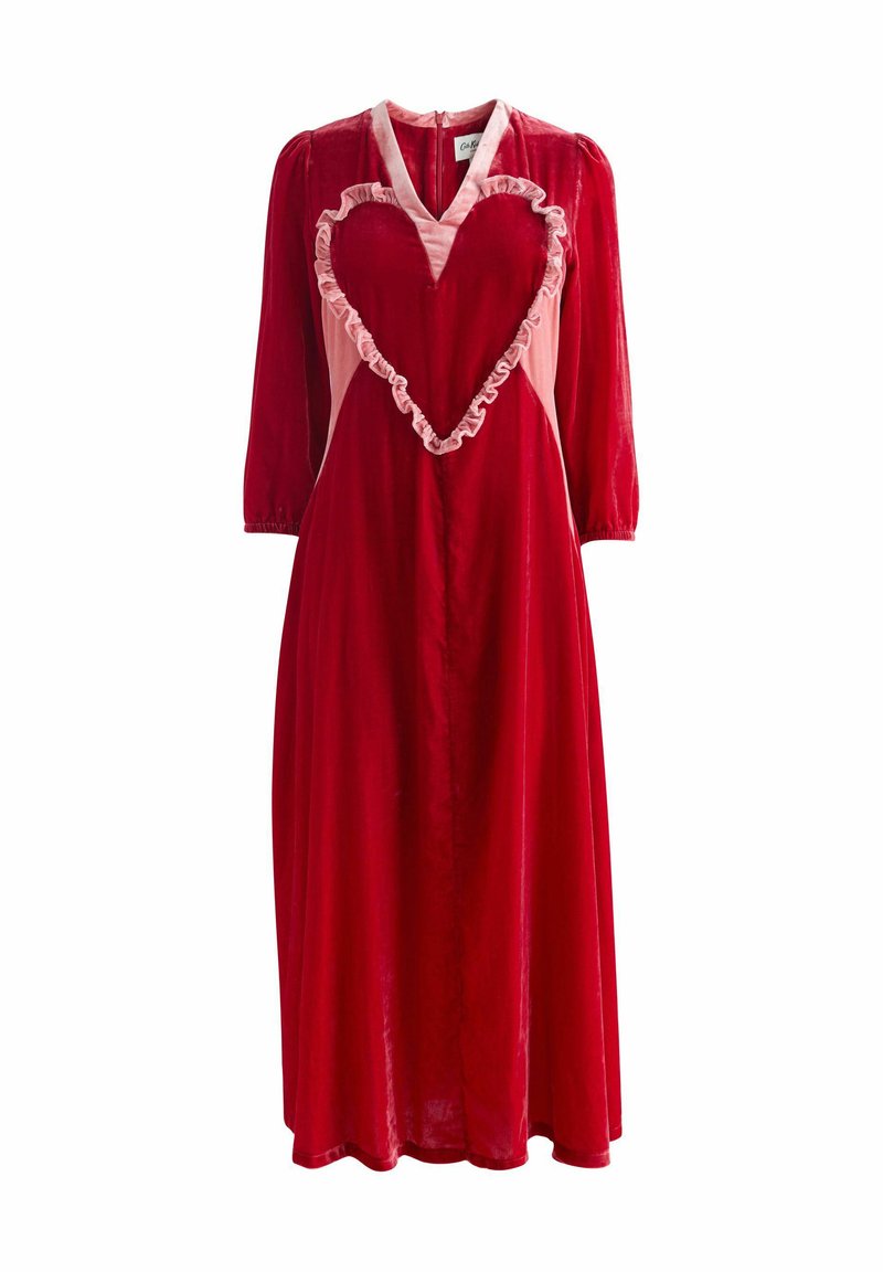 Langes rotes Samtkleid mit rosa herzförmigem Rüschendetail auf der Brust, V-Ausschnitt und langen Puffärmeln.