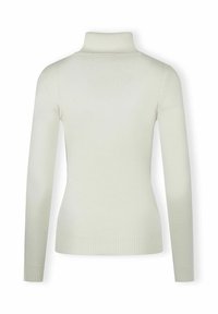 Vaalean kerma turtleneck-neule, jossa on pitkät hihat, ribbauskaulus ja -hihansuut, istuva muotoilu, sileä rakenne ja huomaamattomat saumat.
