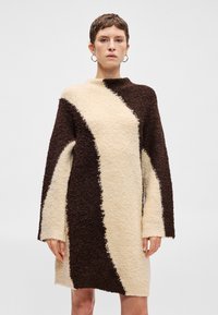 Φορεμάκι με υφή που διαθέτει σχέδιο σε μπλοκ χρωμάτων σε καφέ και κρέμα, με ψηλό λαιμό και μακριά μανίκια. Μαλακό, χνουδωτό υλικό.