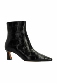Botte noire à cheville avec un bout pointu, fabriquée en cuir verni imitant le crocodile. Présente un talon bas et empilé ainsi qu'une coupe ajustée.