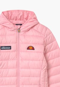 Chaqueta acolchada rosa con capucha, que cuenta con un cierre frontal y un logo bordado de ellesse. Patrón de acolchado horizontal con un acento de logo redondo.
