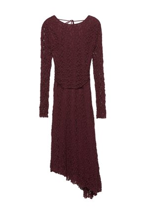 Burgundská čipková šaty s dlhými rukávmi a asymetrickým lemom. Textúrovaný kvetinový vzor s odhaleným chrbtom a viazaním na krku.