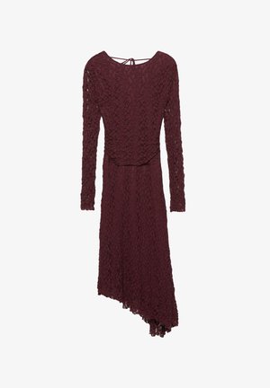 Bordeaux blondekjole med lange ærmer og asymmetrisk kant. Tekstureret blomsterdesign med åben ryg og bindebånd ved halsen.
