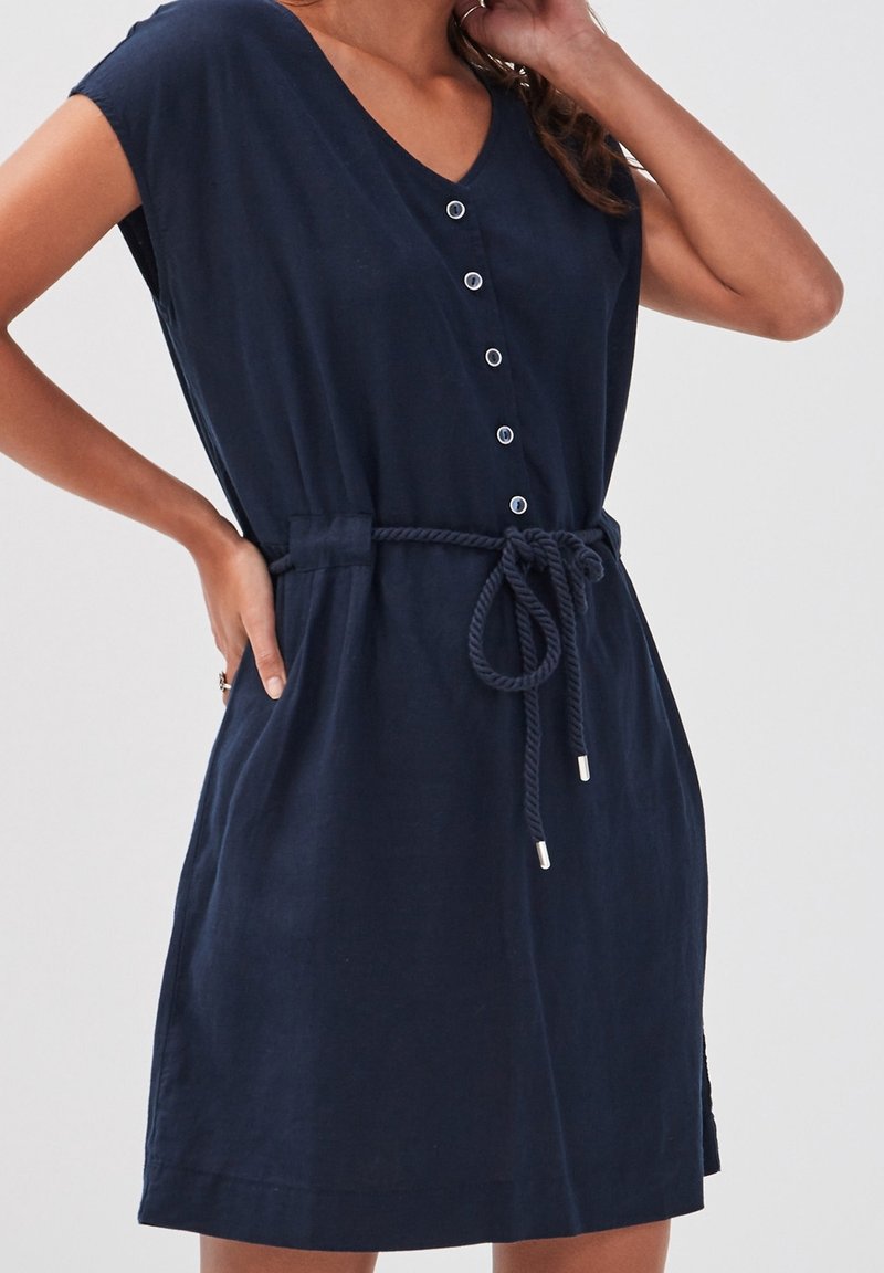 Abito blu navy realizzato in morbido tessuto, caratterizzato da scollo a V, bottoni frontali, maniche corte e vita regolabile con cravatta.