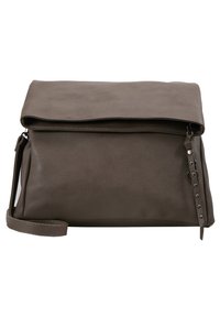 Brun läderväska med vikbar lock, dragkedjestängning och avtagbar rem. Har nitar på sidan. Slät textur.