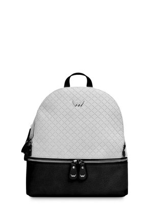 Rucksack mit einer strukturierten hellgrauen Oberseite und einem schwarzen Boden. Verfügt über eine abgerundete Oberseite, einen doppelten Reißverschluss und ein Logo-Detail.