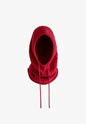 Rdeč pleteni šal z ruto, z izrazitim pletenim vzorcem kaveljčkov, široko odprtim sprednjim delom in vrvico za prilagajanje.