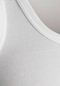 Hvitstripet tanktop med rund hals og en jevn tekstur. Stoffet er lett og strekker seg litt. Ingen synlige mønstre eller detaljer.