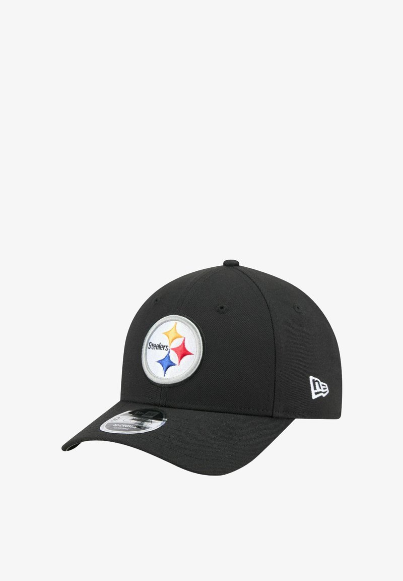 Schwarze Baseballmütze mit einem runden grauen Patch, der bunte Sterne und den Schriftzug "Steelers" zeigt. Abgerundete Krone und geschwungenes Schirmdesign.