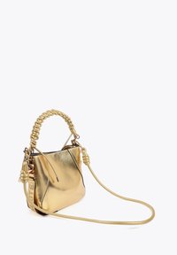 Piccola borsa a tracolla metallica dorata con manico intrecciato sulla parte superiore e tracolla removibile. Presenta un accento annodato e un design elegante.