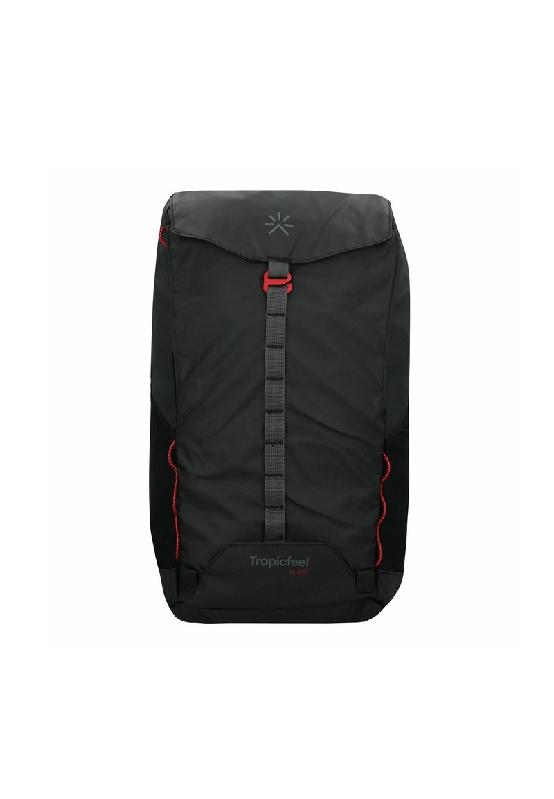 Mochila negra con tapa plegable, acentos rojos, correas ajustables y un acabado texturizado. Presenta un logo y bolsillos laterales para almacenamiento.