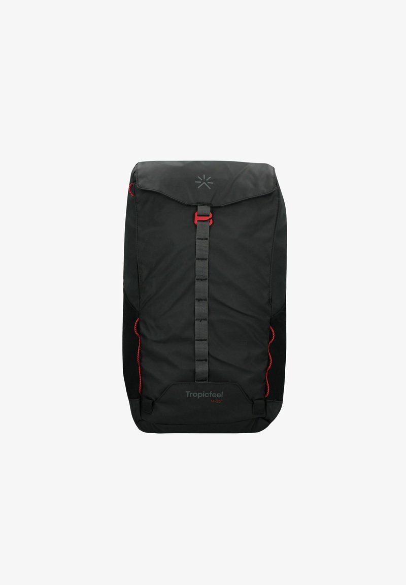 Mochila negra con tapa plegable, acentos rojos, correas ajustables y un acabado texturizado. Presenta un logo y bolsillos laterales para almacenamiento.