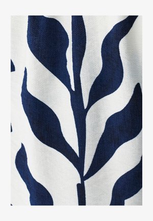 Balta auduma ar tumši zilu lapu rakstu, kam raksturīgas spilgtas, cirtainas formas. Tekstūra izskatās mīksta ar austo izskatu, uzsverot lapu dizainu.