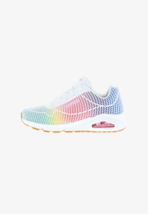 Sneaker bianca Skechers con mesh a gradiente arcobaleno, cuscino d'aria visibile nella suola e suola di colore gomma, vista laterale.