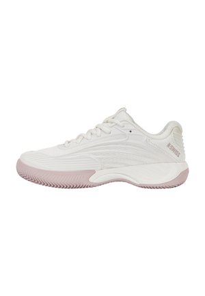 Sneaker K-Swiss bassa bianca con suola rosa chiaro, frontale con lacci e pannelli laterali con trama, mostrata dal lato esterno.