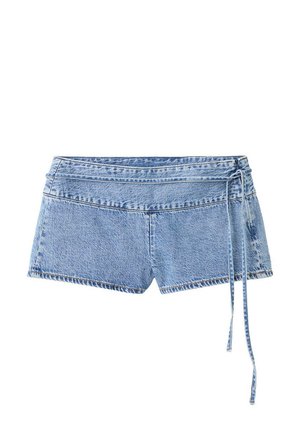 Mini-jupe en denim bleu clair avec taille enveloppante et longue ceinture fine à nouer, posée à plat sur fond blanc.