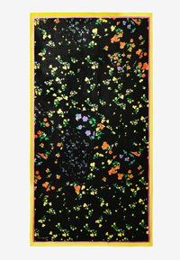 Écharpe noire avec un motif floral comportant des fleurs orange, jaunes et violettes. Le bord présente des bordures jaunes et roses vives. Texture de tissu douce.