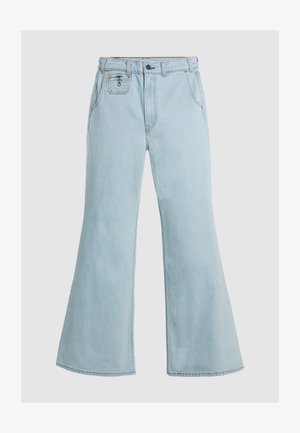 Gai zilu flared džinsi, kas izgatavoti no denima, ar augstu jostasvietu, pogu aizdari un aizmugures kabatām. Gluda tekstūra ar minimālām šuvju detaļām.