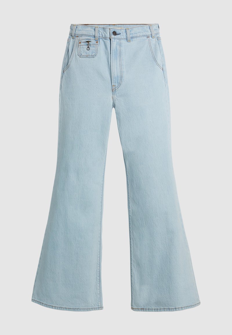 Jean flare bleu clair en denim, avec une taille haute, un bouton de fermeture et des poches avant. Texture lisse avec des détails de couture minimaux.