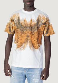 White short-sleeve t-shirt featuring an orange and black palm leaf graphic design. Made from cotton, with a relaxed fit.