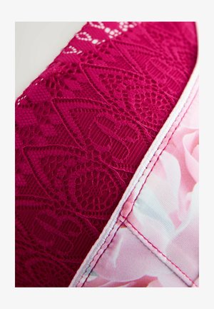 Pitsiline rinnahoidja, millel on sügavroosa tekstuuriga kangas ja lilleline roosa muster, koos valgete õmblustega äärte kontrastiks.