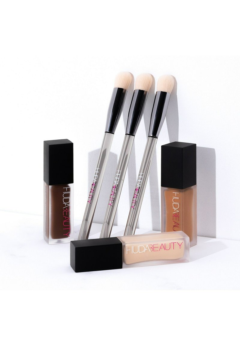 Damen Teint | HUDA BEAUTY HUDA BEAUTY FACE CONCEAL & BLEND PINSEL FÜR DEN TEINT Make-up-Pinsel brush/transparent - MC84605 Damen Teint | HUDA BEAUTY HUDA BEAUTY FACE CONCEAL & BLEND PINSEL FÜR DEN TEINT Make-up-Pinsel brush/transparent - MC84605