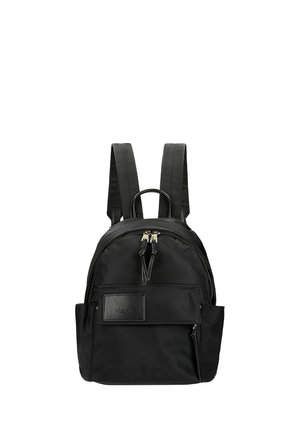 Černý nylonový batoh s předním zipovým kapsou, dvěma bočními kapsami, dvojitými horními držadly a nastavitelnými ramenními popruhy, na bílém pozadí.