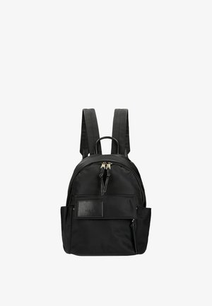 Zaino nero in nylon con tasca frontale con cerniera, due tasche laterali, doppi manici superiori e spallacci regolabili, su sfondo bianco.