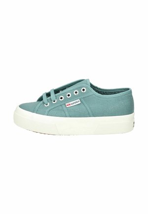 Sneakers in tela turchese chiaro con suola in gomma bianca, dotati di occhielli rotondi, lacci piatti e un piccolo logo del marchio sul lato.
