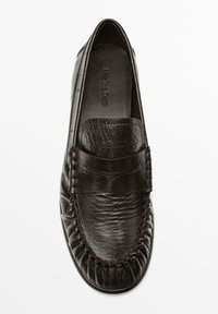 Sorte læder loafers med tekstureret overflade, syede detaljer og en polstret overkant. Har en glat indvendig foring og rund tå.