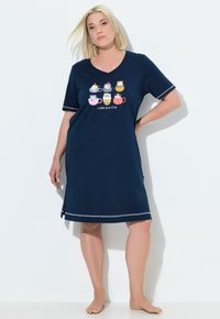 Granatowa nocna koszula z krótkimi rękawami. Posiada dekolt w kształcie litery V oraz haftowany wzór z kolorowymi kubkami w motywie kotów. Szare wykończenie na rękawach i u dołu.