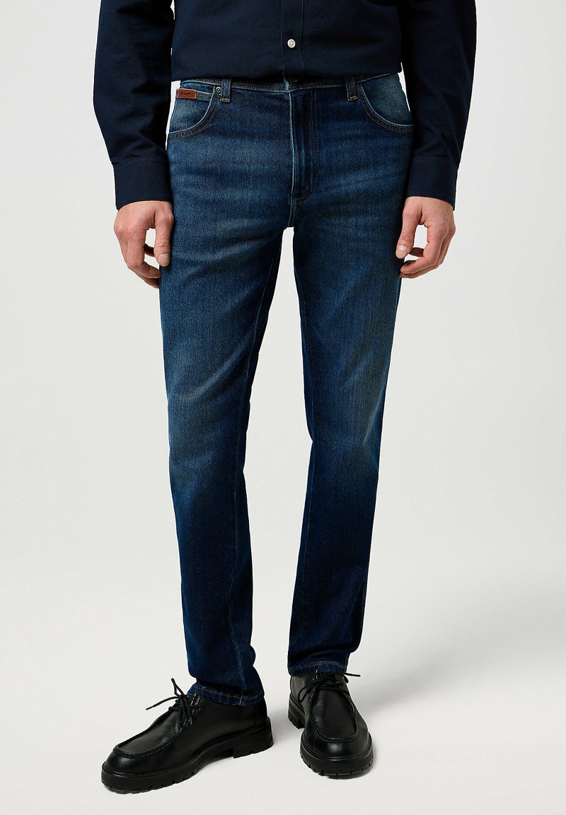 Wrangler TEXAS  - Vaqueros rectos - fog