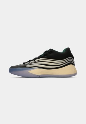 Schwarzer Sneakerschuh mit geschwungenen weißen Streifen, einem strukturierten schwarzen Obermaterial, einer hellgrauen Sohle und einer durchscheinenden blauen Laufsohle. Minimalistisches Design.