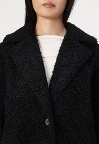 ONLY ONLCATALINA SHAGGY COAT - Vinterkåpe / -frakk - black