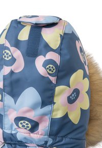 Sombrero colorido con estampado floral que presenta un fondo azul, flores rosas y amarillas, acentos de piel suave y un lazo de tela para asegurar.