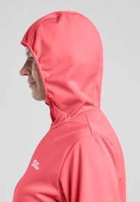 Felpa con cappuccio rosa realizzata in tessuto leggero e morbido. Presenta un cappuccio aderente e un piccolo logo sul petto. Vista laterale.