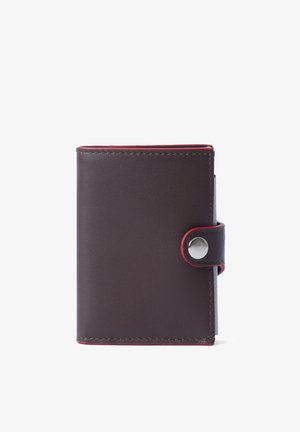 Bruine leren portemonnee met een drukknopsluiting en rode stiksels, rechthoekige vorm, gladde textuur en minimalistisch ontwerp.