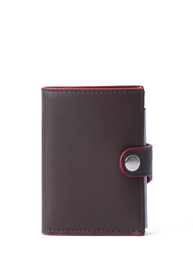 Bruine leren portemonnee met een drukknopsluiting en rode stiksels, rechthoekige vorm, gladde textuur en minimalistisch ontwerp.